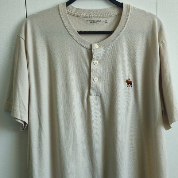 Abercrombie Men's Henley. - Picture 1 of 1